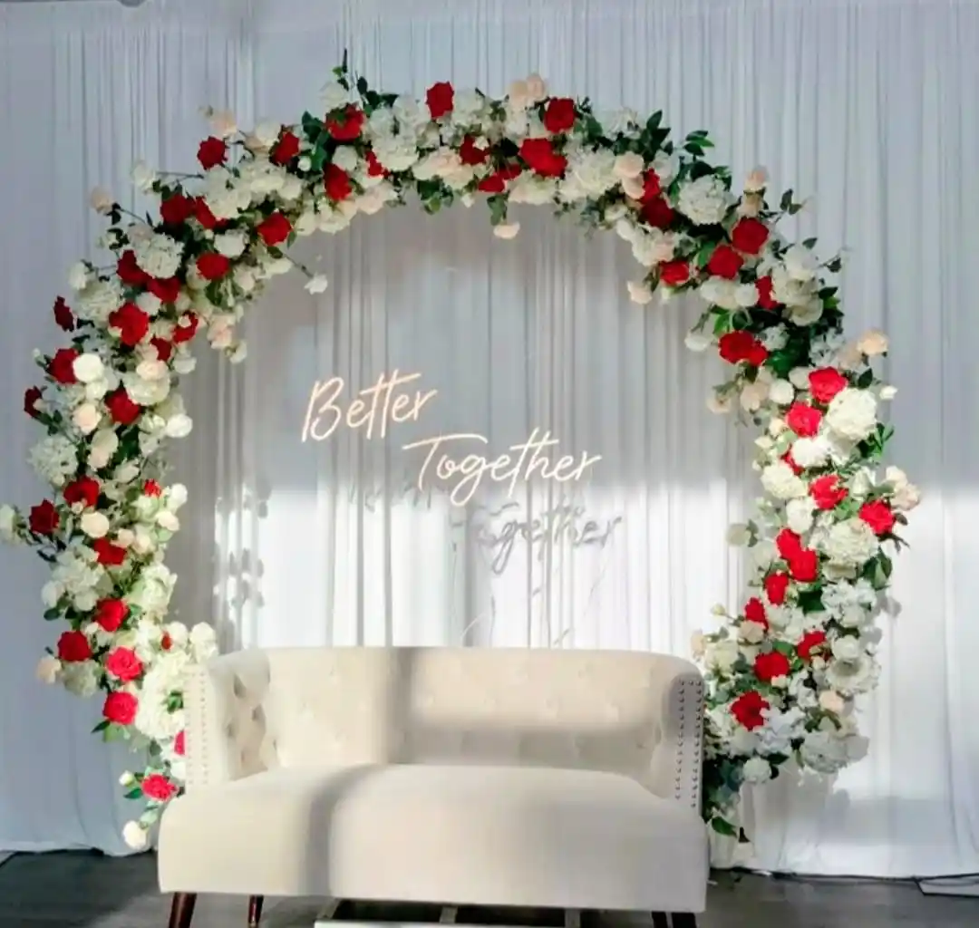 Elegant Red And White Ring Setup Flowers Decoration